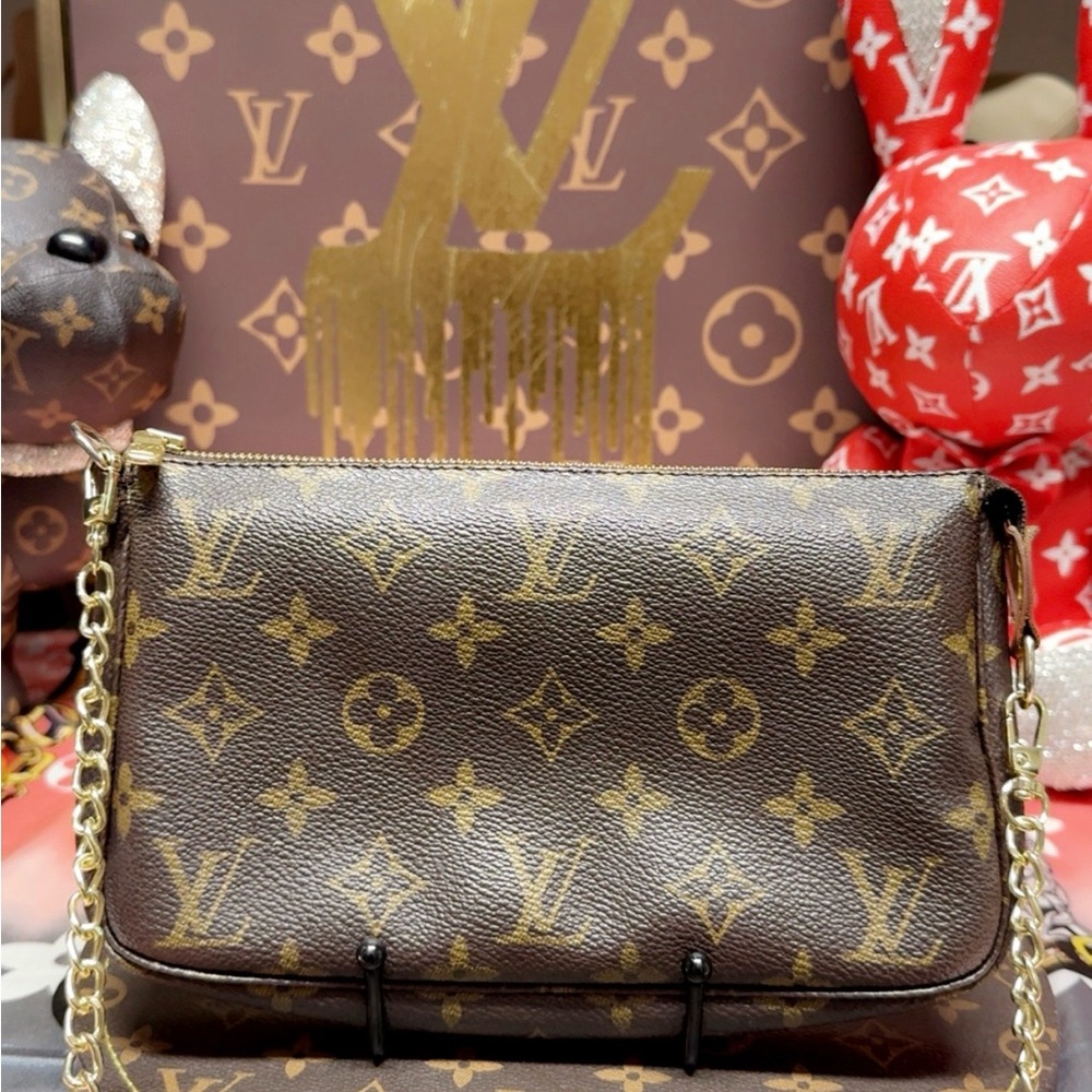 LOUIS VUITTON Monogram
Pochette Accessoires Pouch